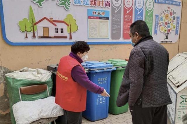 蘭州西固：志愿者變身“桶邊督導(dǎo)員”，指導(dǎo)居民正確垃圾分類